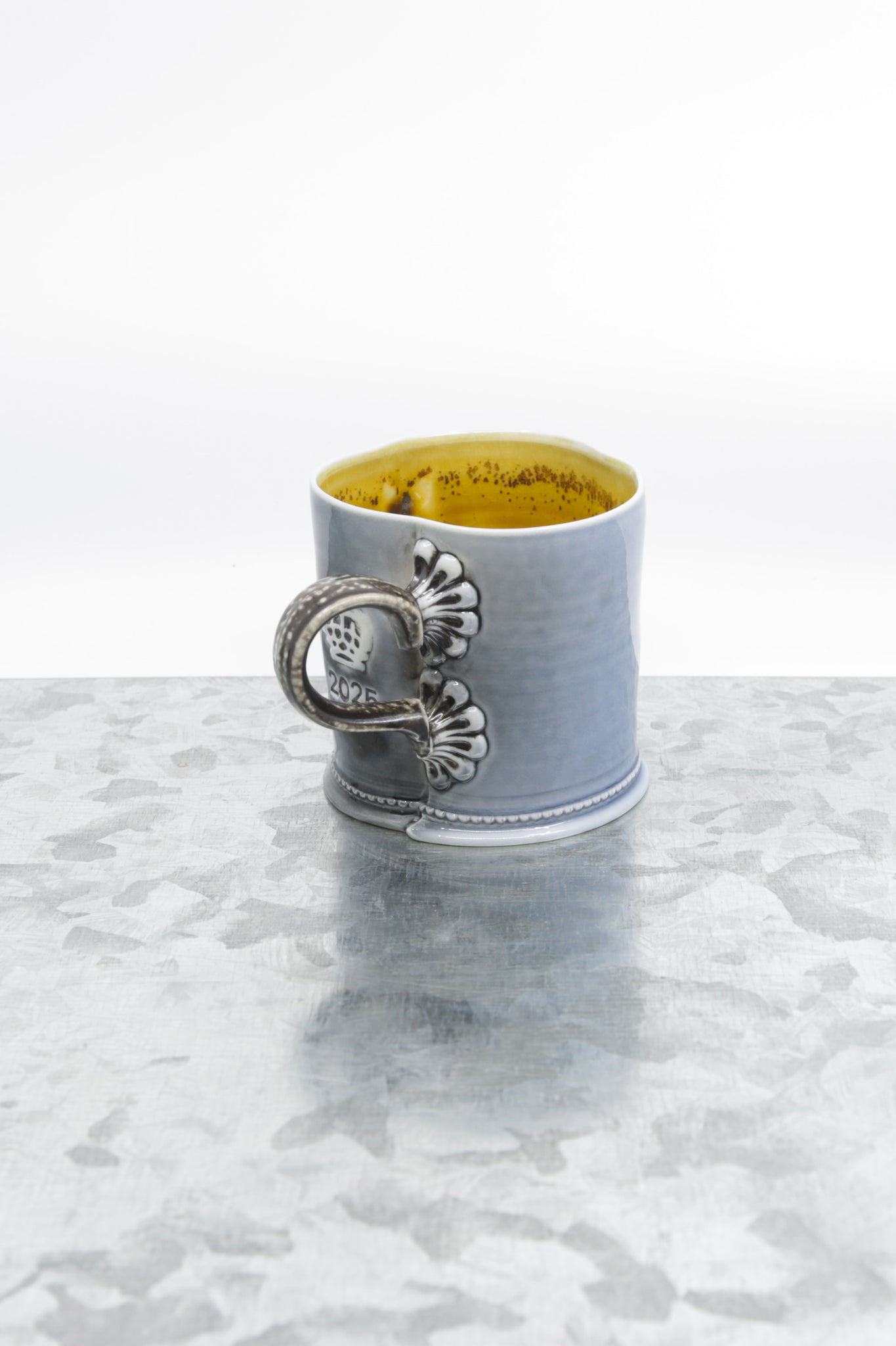 Special porcelain mug with flower detail