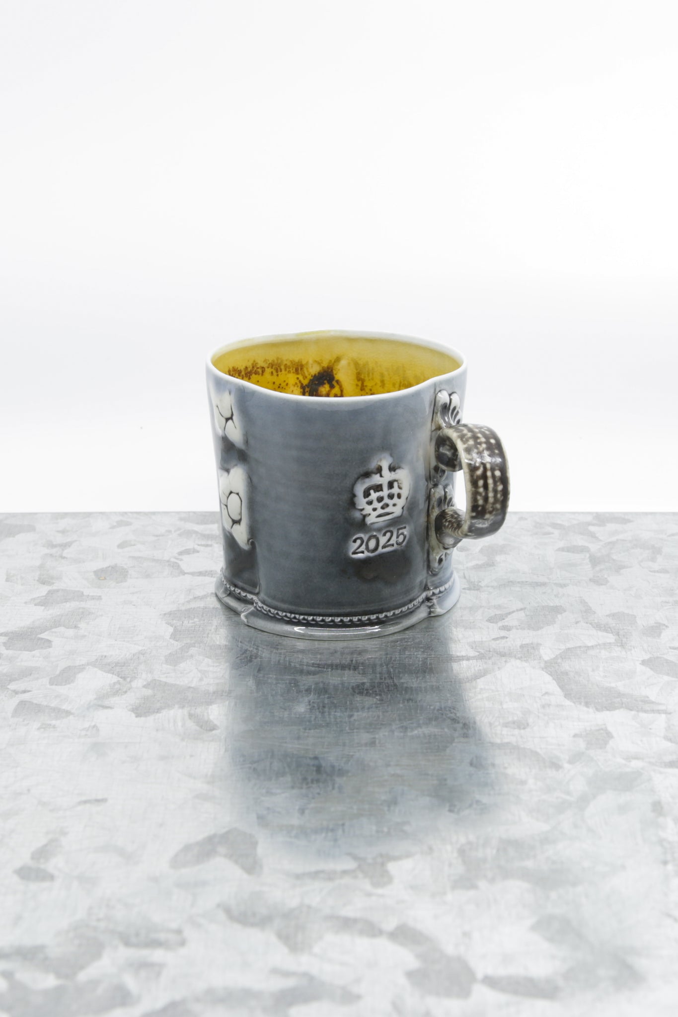 Special porcelain mug with flower detail
