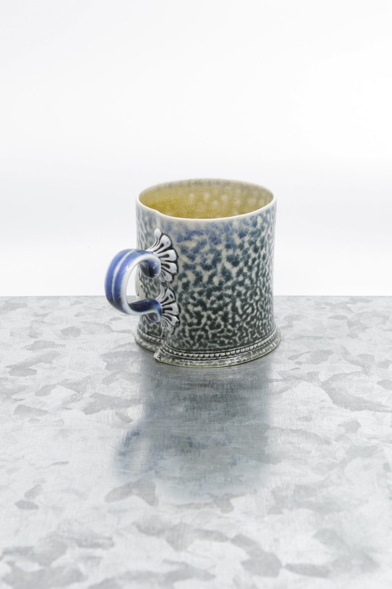 Special stoneware mug with flower detail