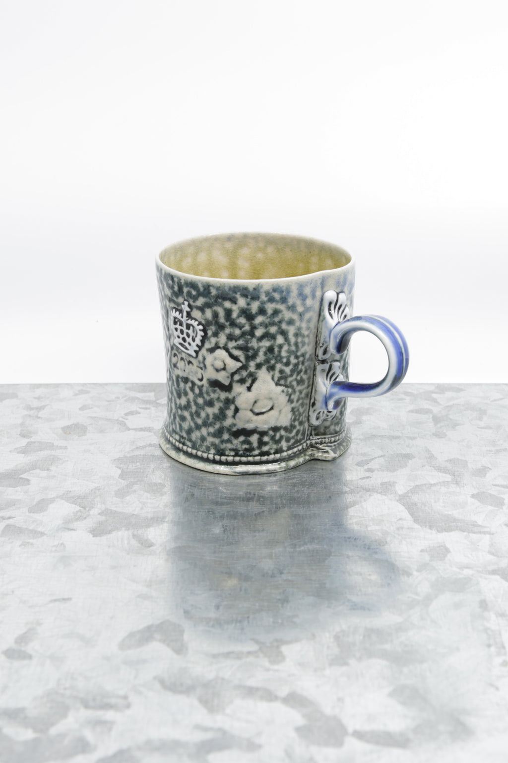 Special stoneware mug with flower detail