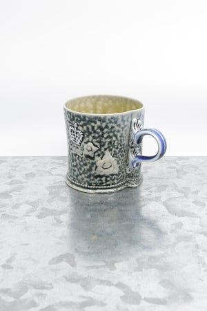 Special stoneware mug with flower detail