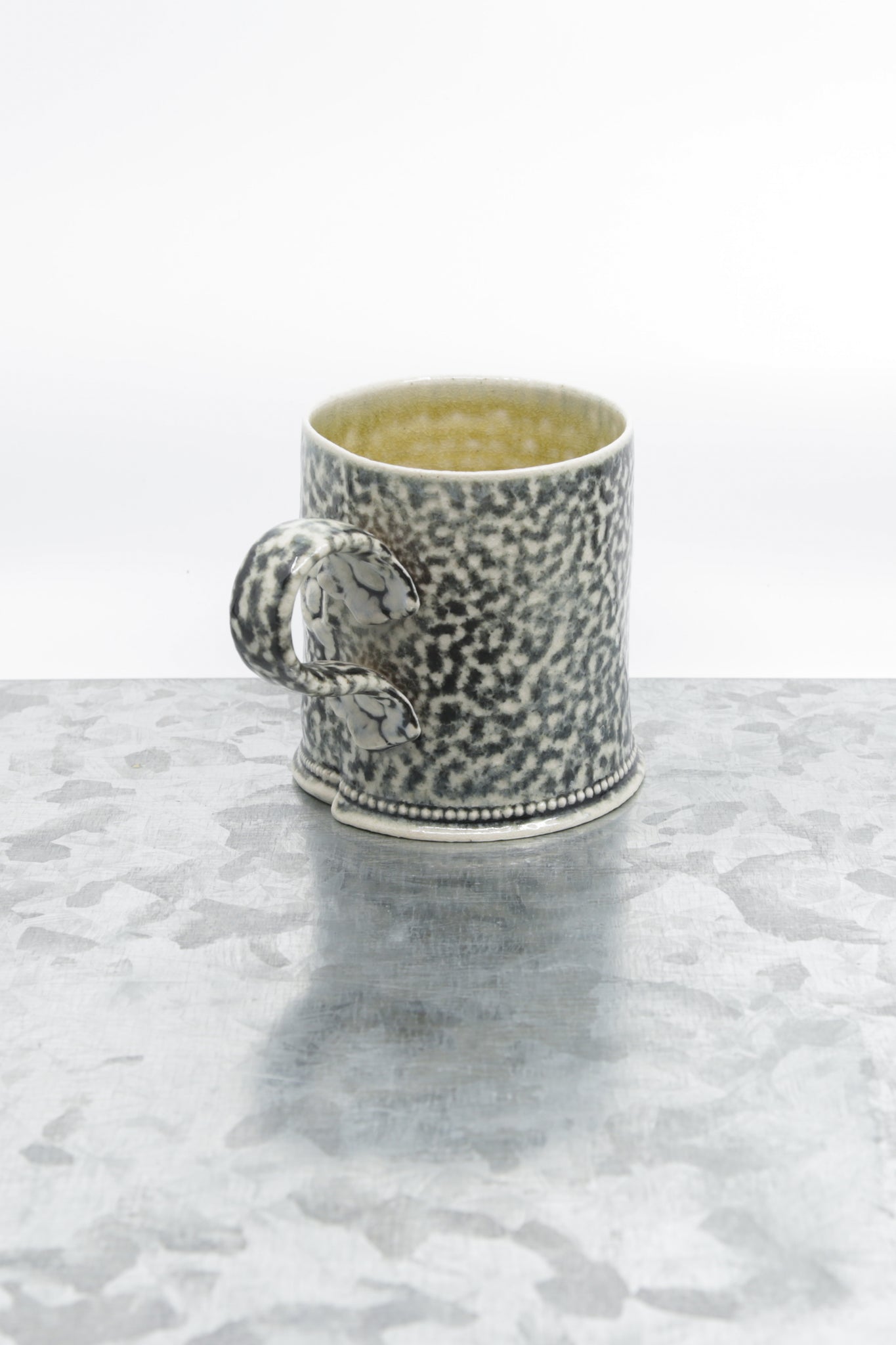 Stoneware mug with flower detail