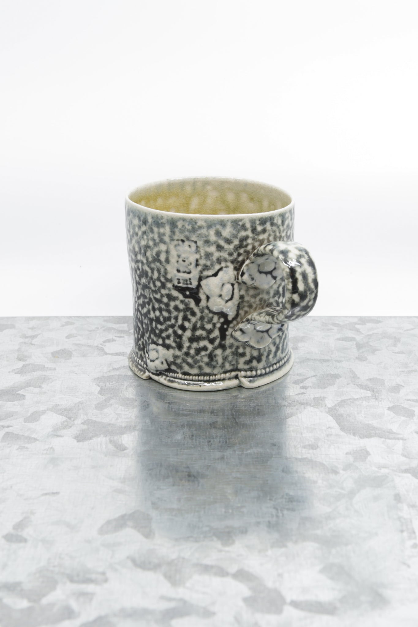 Stoneware mug with flower detail